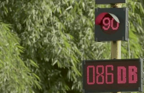 Чем больше ты гудишь на светофоре, тем дольше будешь ждать. 01