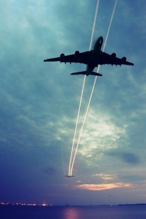 В зоне турбулентности большинство пассажиров начинают паниковать. 01