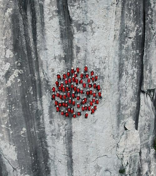 Самая рискованная фотосессия 2015 года развернулась на легендарной вершине маттерхорн. 03