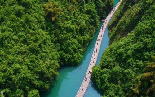 Аллея над водой в Китае. 01